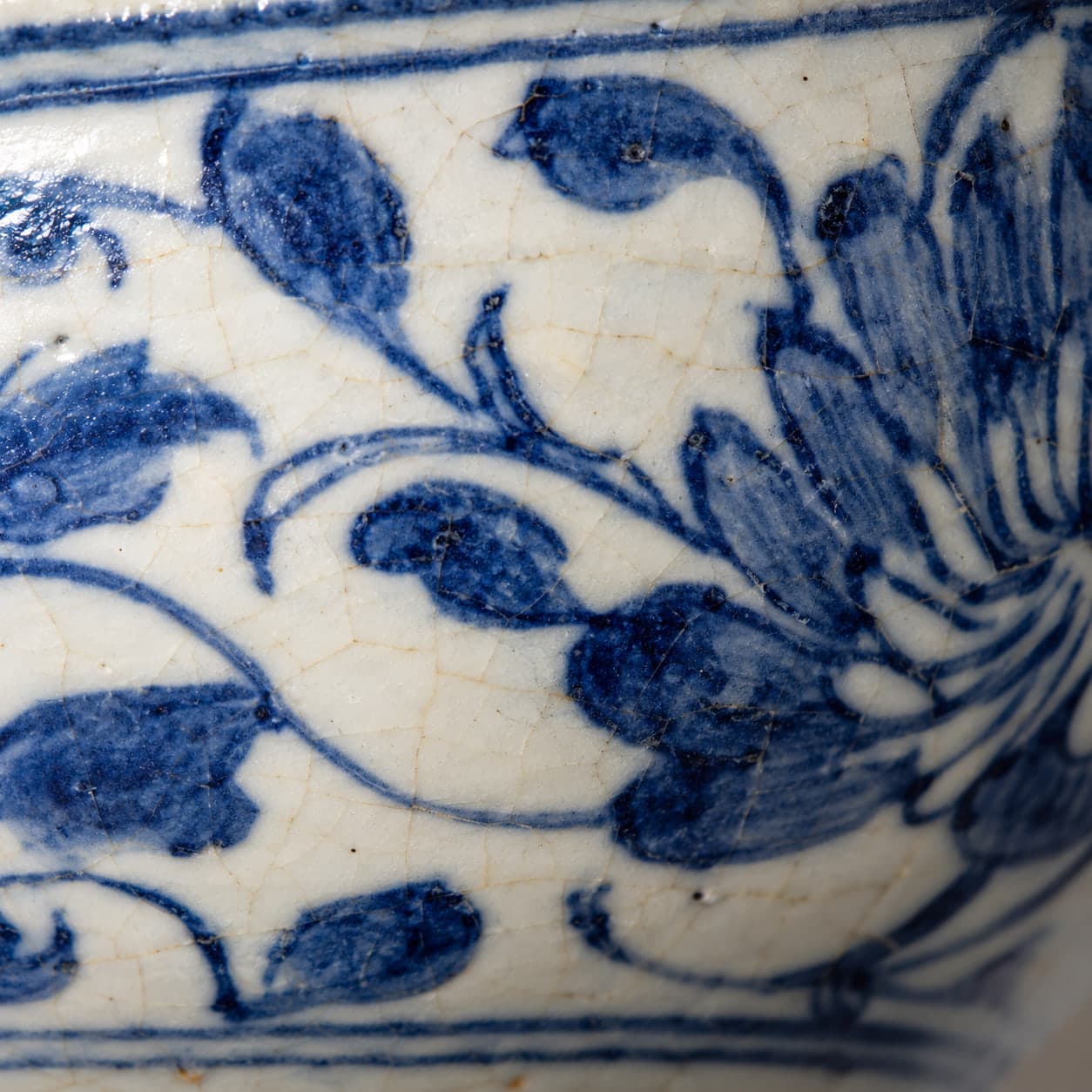 Détail des volutes bleu cobalt peintes à la main